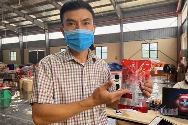 Ông Nguyễn Văn Sơn, Phó Giám đốc Hợp tác xã Miến Việt Cường giới thiệu sản phẩm đã đạt OCOP 5 sao. Ông Nguyễn Văn Sơn, Phó Giám đốc Hợp tác xã Miến Việt Cường giới thiệu sản phẩm đã đạt OCOP 5 sao.