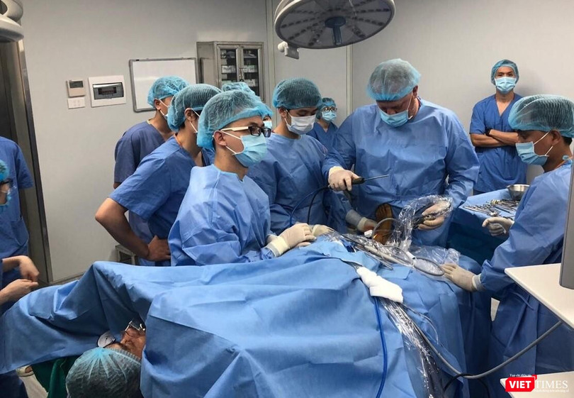 Ca mổ nối gân Asin bằng kỹ thuật hiện đại lần đầu tiên ở Việt Nam được tiến hành tại Bệnh viện Đại học Y Hà Nội