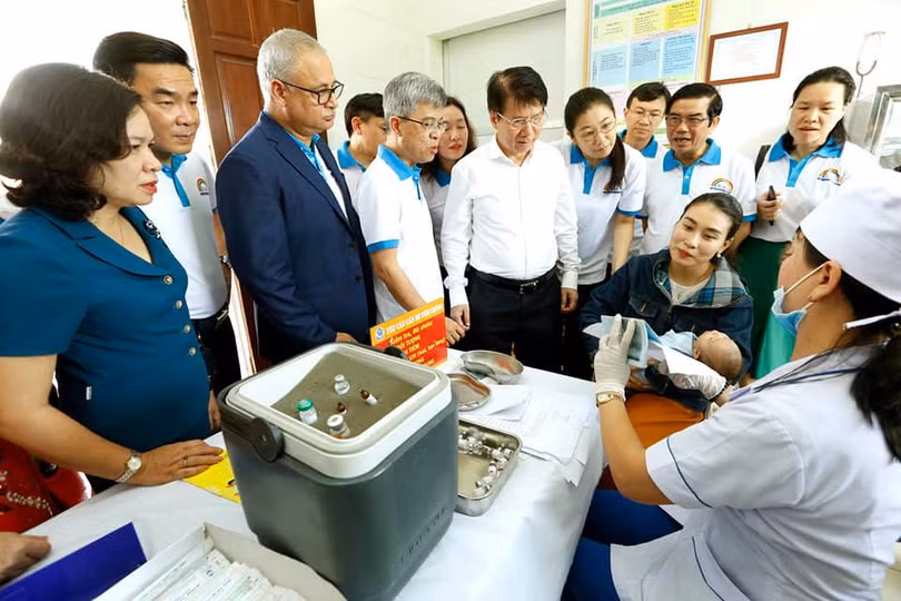 Đại diện WHO và Bộ Y tế thăm một cơ sở tiêm chủng 
