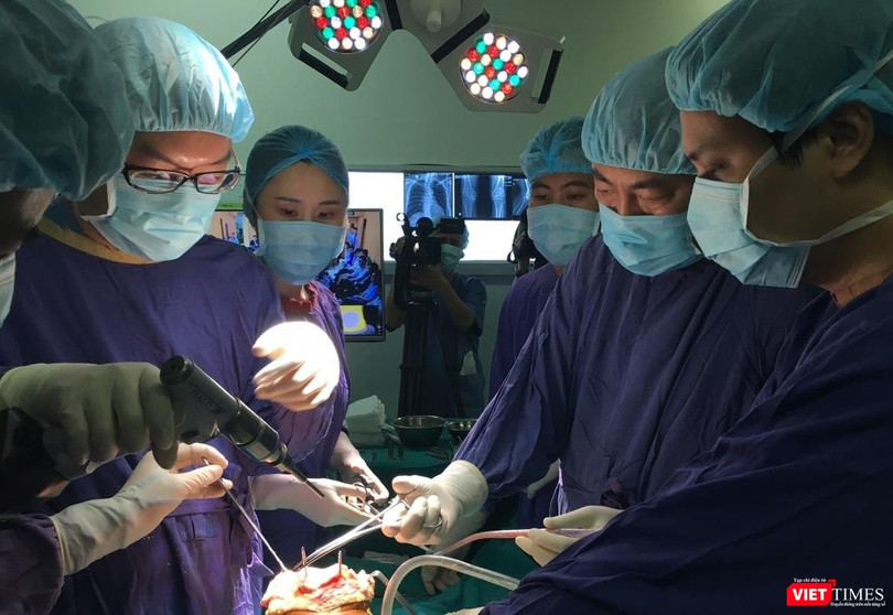 Ca mổ thay khớp gối hiện đại tại Bệnh viện Việt Đức do BS. Henry Chan thực hiện