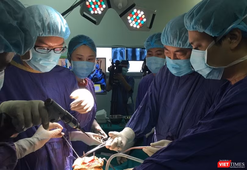 Ca mổ thay khớp gối hiện đại tại Bệnh viện Việt Đức do BS. Henry Chan thực hiện