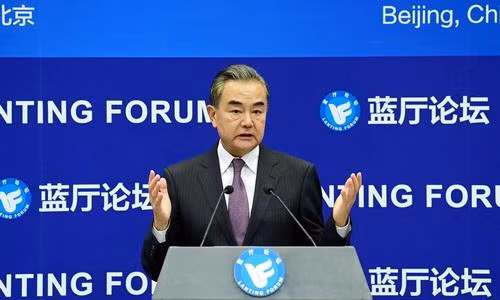 Tại Diễn đàn Lanting ngày 22/2, Ngoại trưởng Trung Quốc Vương Nghị kêu gọi Mỹ "3 từ bỏ" để quan hệ hai bên trở lại bình thường (Ảnh: fmprc).