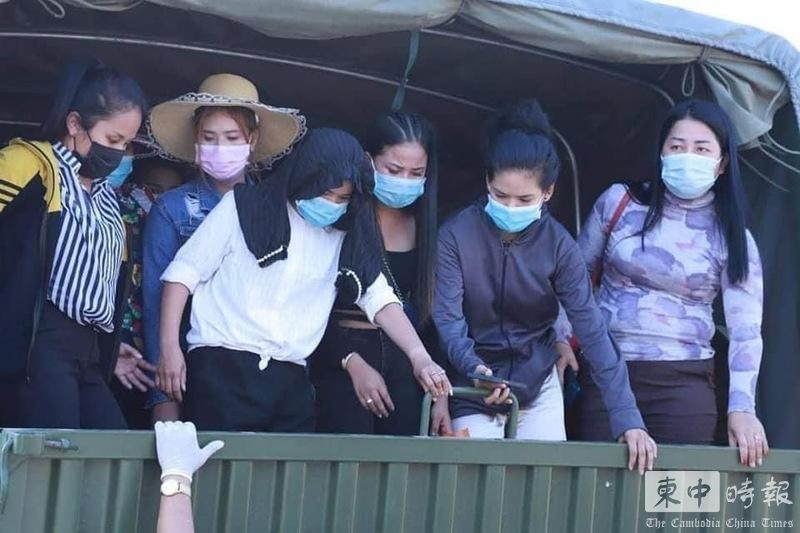 Sau khi hộp đêm N8 Club, nơi bùng phát dịch bị đóng cửa, 74 nhân viên làm việc ở đây bị chở đi cách ly tập trung (Ảnh: Thời báo CPC-TQ).