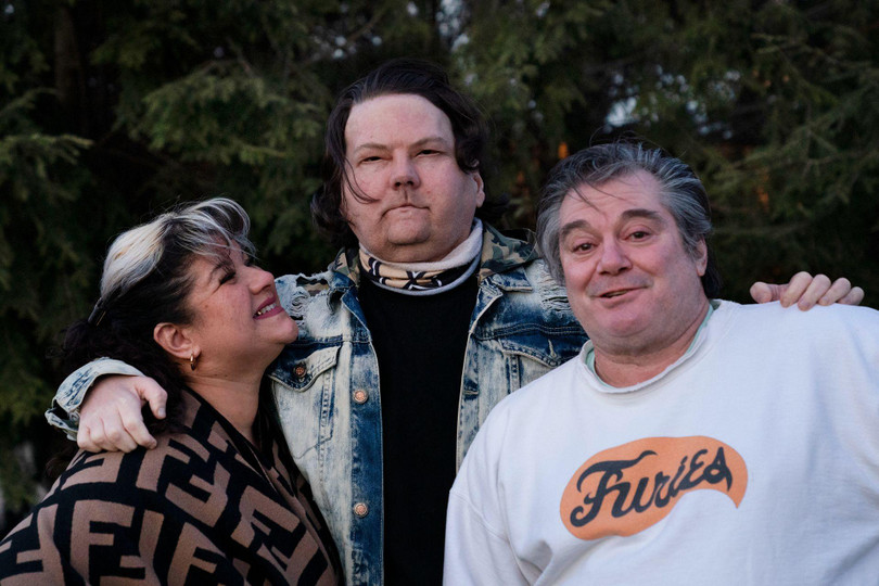 Joe DiMeo hạnh phúc bên cha mẹ (Ảnh: AP).