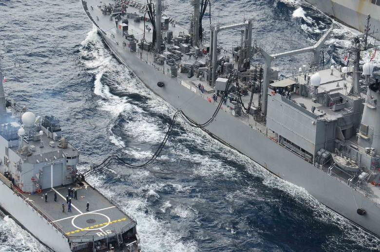 Tàu Nhật (phải) tiếp tế cho tàu Pháp (Ảnh: Đông Phương).