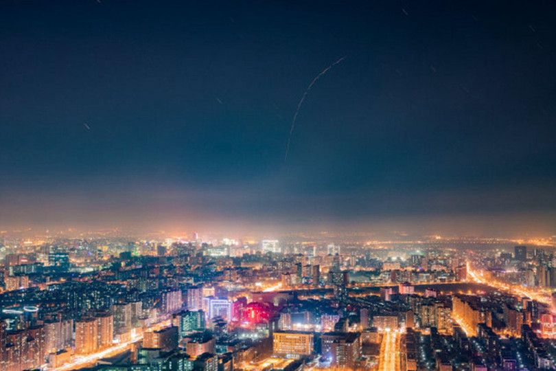 Vệt khói, dấu vết của vụ đánh chặn trên bầu trời Bắc Kinh (Ảnh: Dwnews). Vệt khói, dấu vết của vụ đánh chặn trên bầu trời Bắc Kinh (Ảnh: Dwnews).