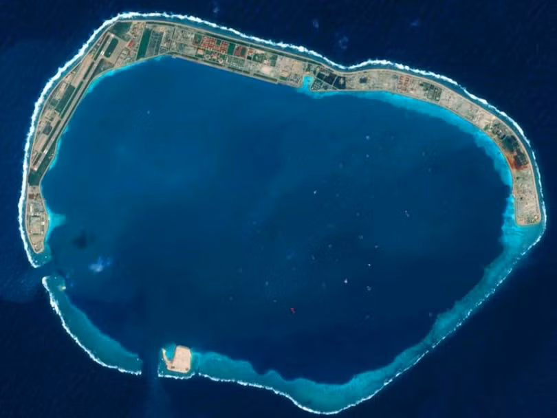 Đá Vành Khăn, Trung Quốc chiếm từ tay Philippines tôn tạo thành đảo nhân tạo lớn (Ảnh: Dwnews).