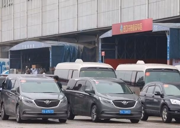 Đoàn chuyên gia WHO đến khảo sát chợ thủy sản Hoa Nam, Vũ Hán (Ảnh: Dongfang).