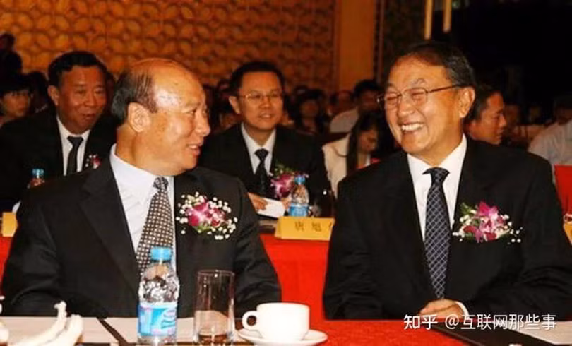 Chủ tịch Tập đoàn Phàm Hải Lô Chí Cường (trái) và Hội trưởng Liễu Truyền Chí (Ảnh: Zhihu).