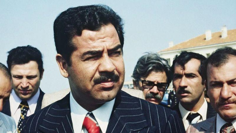 Ông Saddam Hussein khi là Bộ trưởng Quốc phòng Iraq (Ảnh: BBC). Ông Saddam Hussein khi là Bộ trưởng Quốc phòng Iraq (Ảnh: BBC).