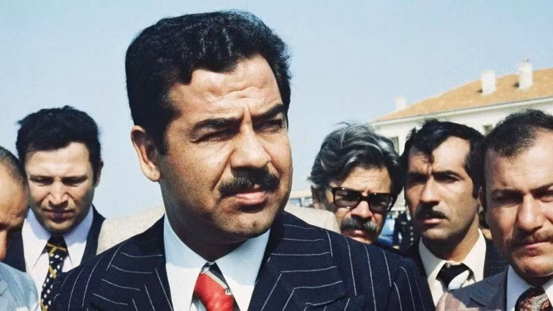 Ông Saddam Hussein khi là Bộ trưởng Quốc phòng Iraq (Ảnh: BBC).