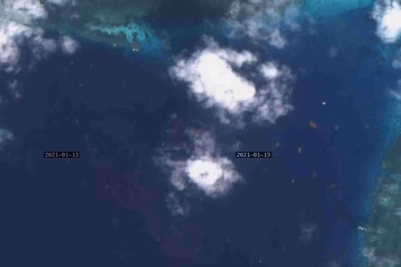 Một bức ảnh vệ tinh chụp ngày 13/1/2021 cho thấy có rất nhiều tàu thuyền tập trung gần bãi Ba Đầu (Ảnh: Dwnews).