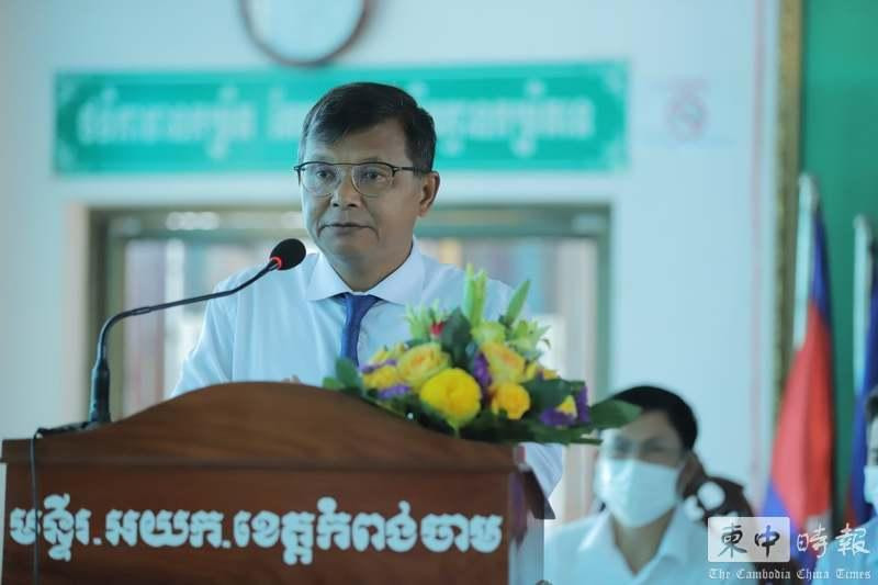 Bộ trưởng Giáo dục Campuchia Hang Chuon Naron thông báo về việc đóng cửa các trường học có người bị nhiễm COVID-19 (Ảnh: Thời báo CPC-TQ).