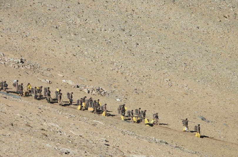 Lính Trung Quốc rút khỏi khu vực ven hồ Pangong (Ảnh: Dwnews).