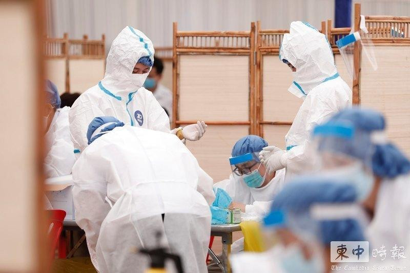 Các nhân viên y tế lấy mẫu xét nghiệm cho những người bị nghi nhiễm SARS-CoV-2 (Ảnh: TBCPC-TQ). Các nhân viên y tế lấy mẫu xét nghiệm cho những người bị nghi nhiễm SARS-CoV-2 (Ảnh: TBCPC-TQ).