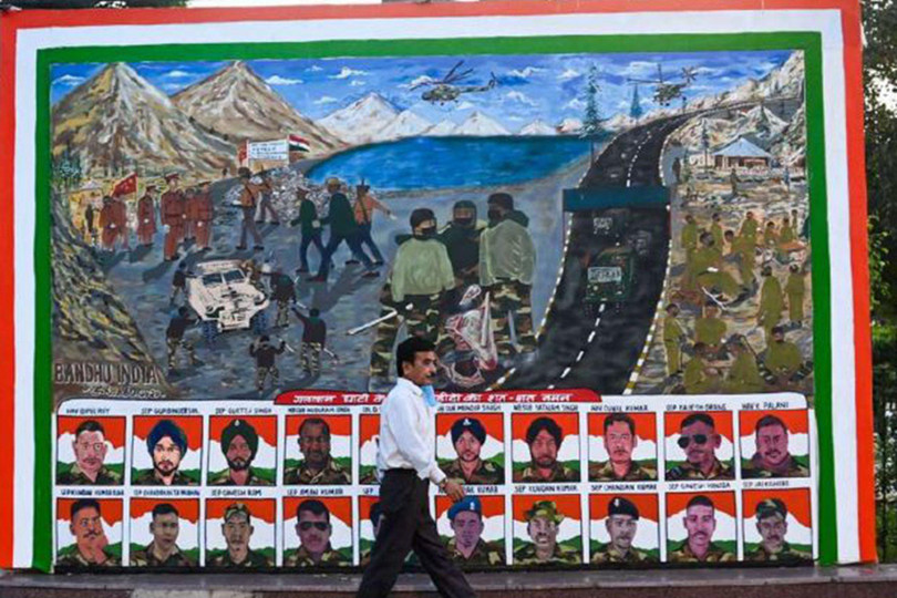 Một tranh cổ động về cuộc xung đột biên giới của Ấn Độ có vẽ hình 20 binh sĩ bị Trung Quốc sát hại (Ảnh: Dwnews).