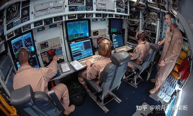 Các sĩ quan tình báo Mỹ trên chiếc RC-135U (Ảnh: zhihu).