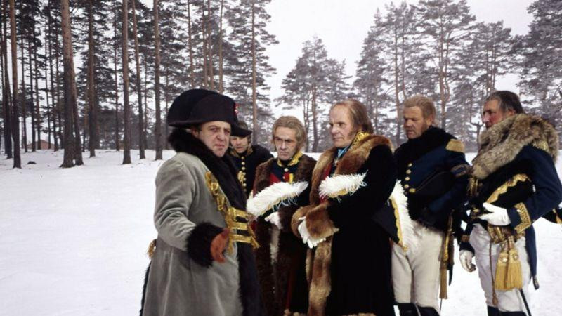 Napoléon Bonaparte (trái) trong phim "Chiến tranh và Hòa bình" (Ảnh: BBC). Napoléon Bonaparte (trái) trong phim "Chiến tranh và Hòa bình" (Ảnh: BBC).