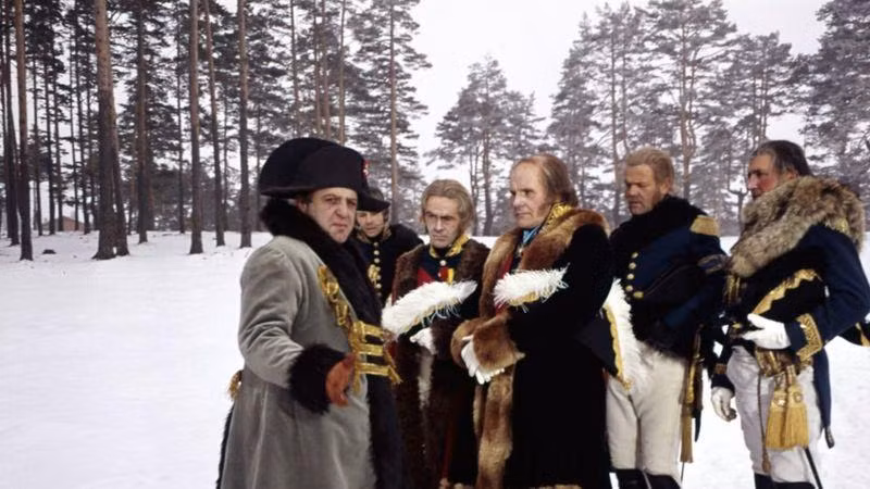 Napoléon Bonaparte (trái) trong phim "Chiến tranh và Hòa bình" (Ảnh: BBC). Napoléon Bonaparte (trái) trong phim "Chiến tranh và Hòa bình" (Ảnh: BBC).