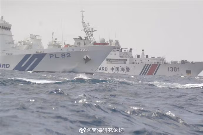 Tàu Cảnh sát biển Nhật xua đuổi tàu Hải cảnh Trung Quốc ở vùng biển quần đảo Senkaku/Điếu Ngư (Ảnh: Dwnews).