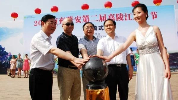 Viên Lăng và các nam đồng sự (Ảnh: Sohu).