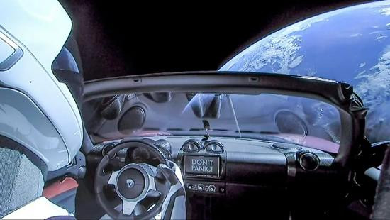 "DON'T PANIC" xuất hiện trên màn hình