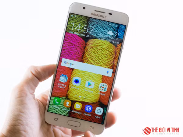 Samsung Galaxy J7 Prime Pink Gold cũng trang bị nút Home cứng ở mặt trước.