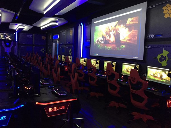 Không gian phòng game đậm chất thể thao điện tử do E-Blue triển khai. Không gian phòng game đậm chất thể thao điện tử do E-Blue triển khai.