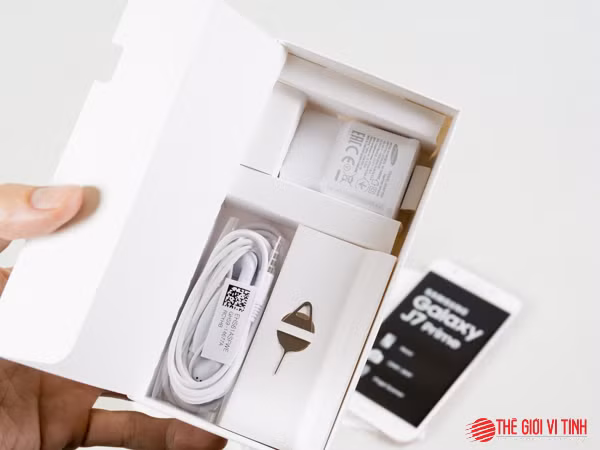 Trọn bộ phụ kiện và sản phẩm.