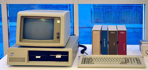 IBM PC thời đầu thập niên 1980.