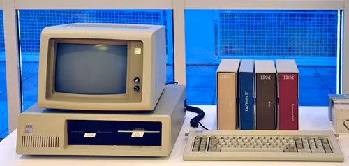 IBM PC thời đầu thập niên 1980.