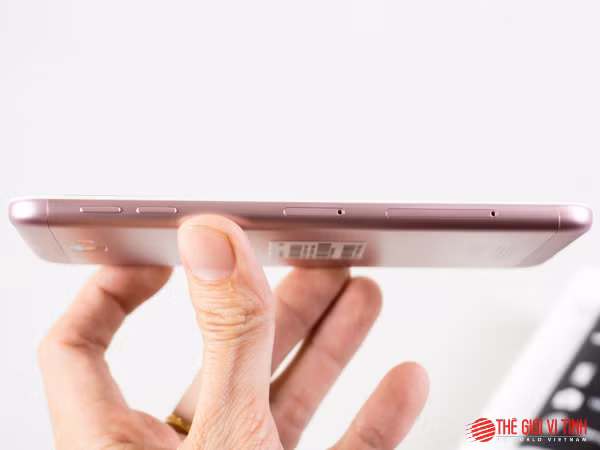 Samsung Galaxy J7 Prime Pink Gold cũng trang bị 2 khay SIM và khe cắm thẻ microSD.