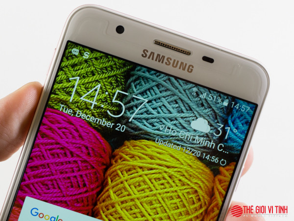 Camera selfie cũng hỗ trợ độ mở lớn, f/1.9.