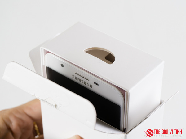 Samsung tõ ra kỹ lưỡng trong việc thiết kế bao bì sản phẩm. Với Samsung Galaxy J7 Prime Pink Gold, người dùng có thể tháo máy ra khỏi hộp rất an toàn.