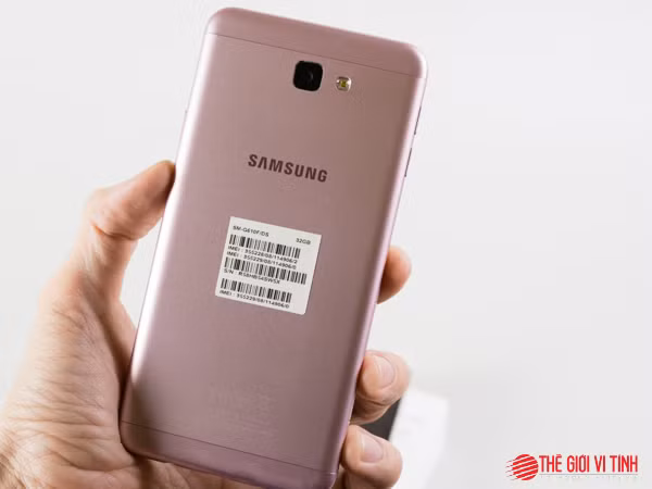 Samsung Galaxy J7 PrimePinkGold khoác lên mình bộ cánh màu hồng nữ tính.