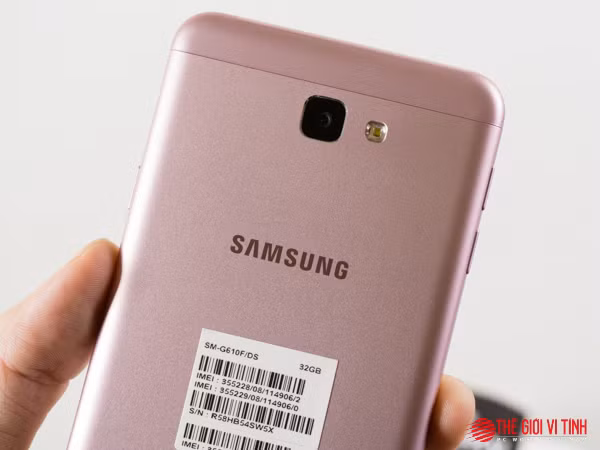 Camera sau có thiết kế hoàn toàn phẳng.