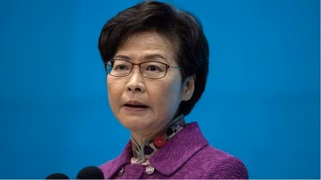 Đặc khu trưởng Hồng Kông Carrie Lam thừa nhận,do bị Mỹ trừng phạt, bà không thể có tài khoản ngân hàng, buộc phải sử dụng tiền mặt (Ảnh: EPA).