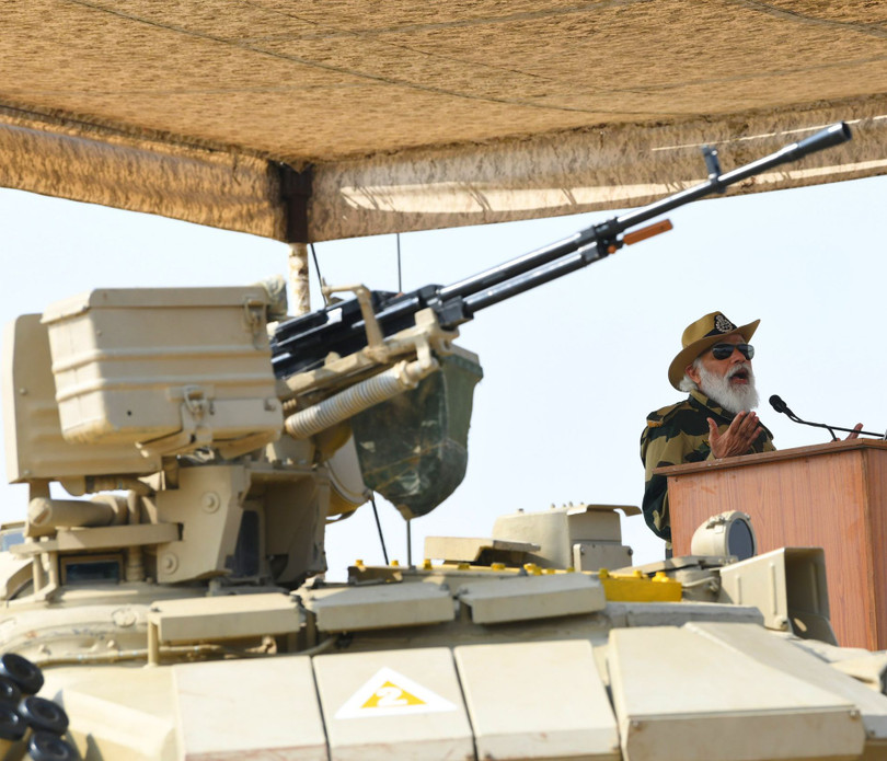 Thủ tướng Modi nói chuyện với các binh sĩ, mạnh mẽ chỉ trích “âm mưu tà ác của Trung Quốc trên lãnh thổ Ấn Độ" (Ảnh: Twitter) Thủ tướng Modi nói chuyện với các binh sĩ, mạnh mẽ chỉ trích “âm mưu tà ác của Trung Quốc trên lãnh thổ Ấn Độ" (Ảnh: Twitter)