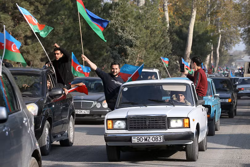 Dân chúng cả nước Azerbaijan xuống đường mừng thắng lợi (Ảnh: Getty).