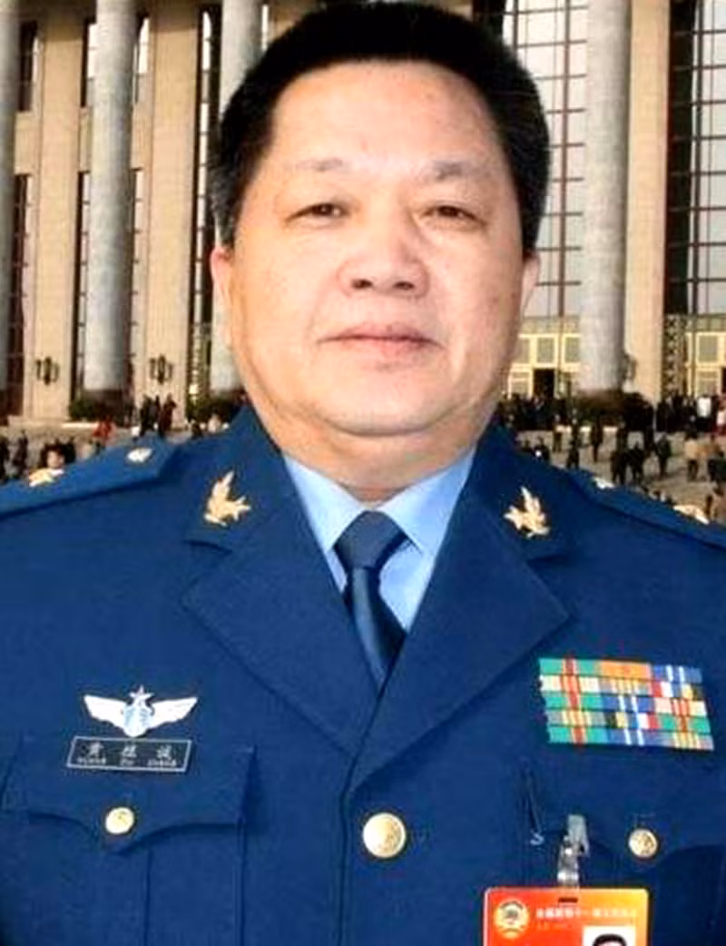 Hoàng Thực Thành hiện nay với quân hàm Thiếu tướng không quân PLA (Ảnh: Sohu).