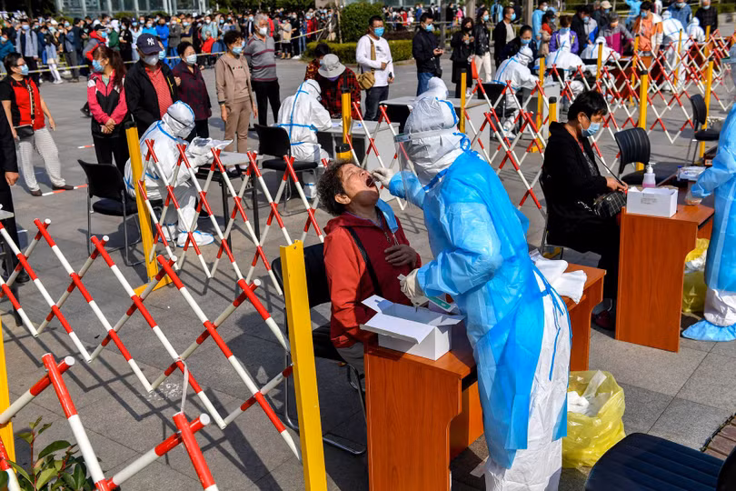 Dân chúng thành phố Mãn Châu Lý xếp hàng tổng xét nghiệm SARS-CoV-2 (Ảnh: Dwnews).