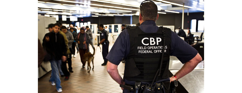 Việc các nhân viên thực thi pháp luật Mỹ kiểm tra nhân thân đảng viên người Trung Quốc nhập cảnh gây nên phản ứng mạnh mẽ (Ảnh: Guancha). Việc các nhân viên thực thi pháp luật Mỹ kiểm tra nhân thân đảng viên người Trung Quốc nhập cảnh gây nên phản ứng mạnh mẽ (Ảnh: Guancha).