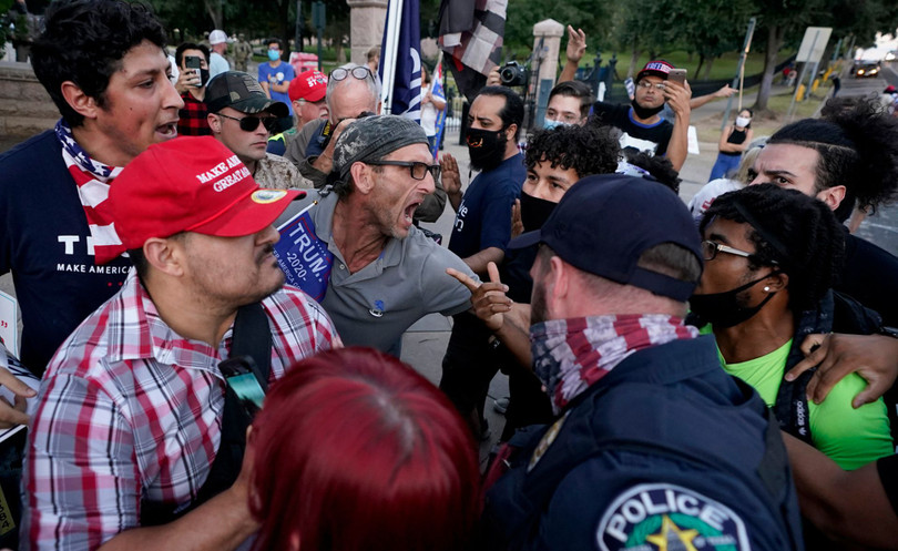 Những người ủng hộ các ông Donald Trump và Joe Biden xung đột với nhau ở Texas do tranh cãi về kết quả bầu cử hôm 7/11 (Ảnh: AP).