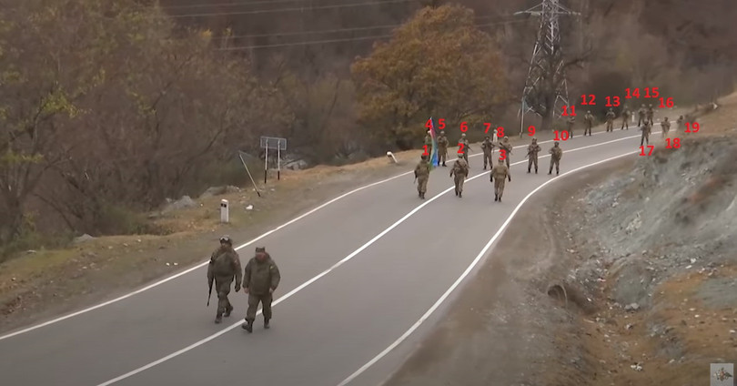 Hình ảnh cho thấy hai lính Nga đối mặt với ít nhất 18 lính Azerbaijan (Ảnh: Sina).