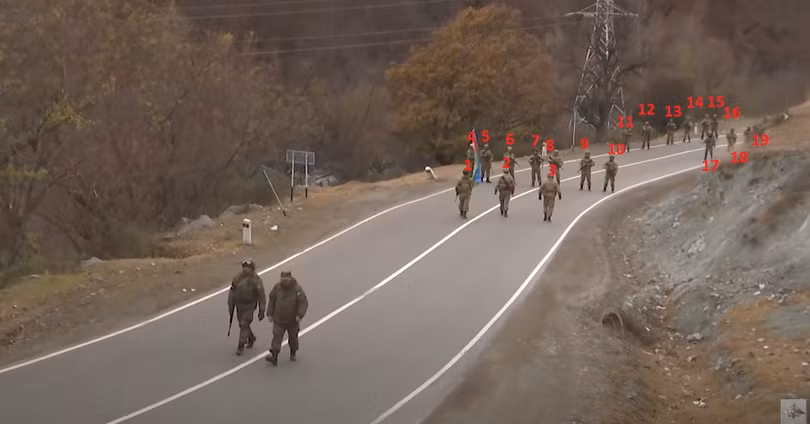 Hình ảnh cho thấy hai lính Nga đối mặt với ít nhất 18 lính Azerbaijan (Ảnh: Sina).