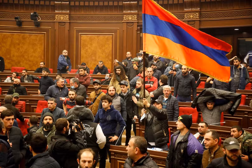 Thất bại trên chiến trường và "nước Cộng hòa Nagorno-Karabakh"bị xóa sổ khiến dân chúng Armenia nổi giận xông vào chiếm giữ trụ sở Quốc hội và chính phủ. Có tin Thủ tướng Nikol Pashinyan đã chạy trốn vào Đại sứ quán Mỹ ở Yerevan (Ảnh: AP). Thất bại trên chiến trường và "nước Cộng hòa Nagorno-Karabakh"bị xóa sổ khiến dân chúng Armenia nổi giận xông vào chiếm giữ trụ sở Quốc hội và chính phủ. Có tin Thủ tướng Nikol Pashinyan đã chạy trốn vào Đại sứ quán Mỹ ở Yerevan (Ảnh: AP).