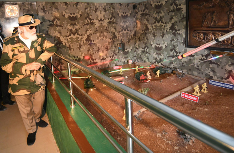 Ông Modi tham quan phòng truyền thống lưu niệm chiến tranh tại tiền đồn Longvara ở biên giới Ấn Độ-Pakistan (Ảnh: Twitter) Ông Modi tham quan phòng truyền thống lưu niệm chiến tranh tại tiền đồn Longvara ở biên giới Ấn Độ-Pakistan (Ảnh: Twitter)