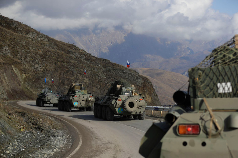 Đoàn xe của lực lượng gìn giữ hòa bình Nga kéo vào Nagorno-Karabakh hôm 13/11 (Ảnh: AP).