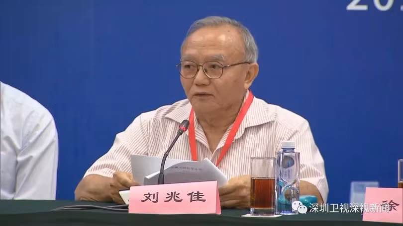 Ông Lưu Triệu Giai: mặc dù đảng Cộng hòa và đảng Dân chủ mâu thuẫn với nhau trong nhiều vấn đề, nhưng họ lại đồng thuận hiếm thấy về chính sách đối với Trung Quốc (Ảnh: ShenzhenTV).