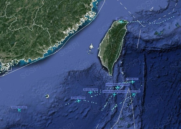 Hình ảnh do Chương trình Nhận thức Tình hình Chiến lược Biển Đông (SCSPI) của Bắc Kinh công bố cho thấy 7 máy bay quân sự Mỹ hoạt động gần Đài Loan trước khi chiếc chuyên cơ C-37A tới Đài Bắc (Ảnh: Dongfang).